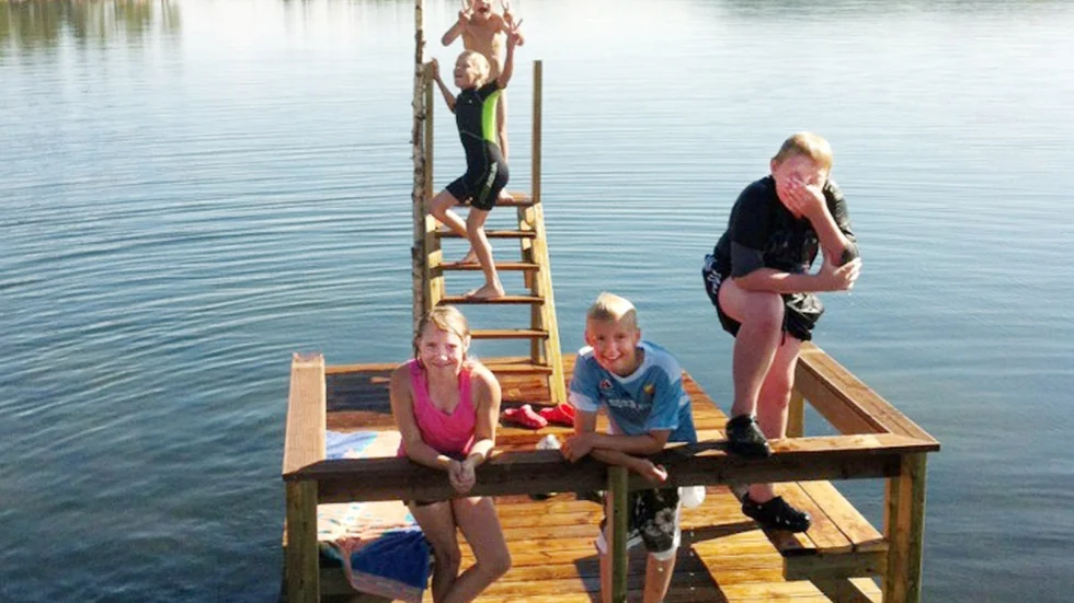Den nya bad- och hoppflotten testas. Testpiloter är Jesper Wiklund, Elias Alnqvist, Elin Åström, Mattias Wiklund och Isak Alnqvist. Foto: LOTTA LESTANDER