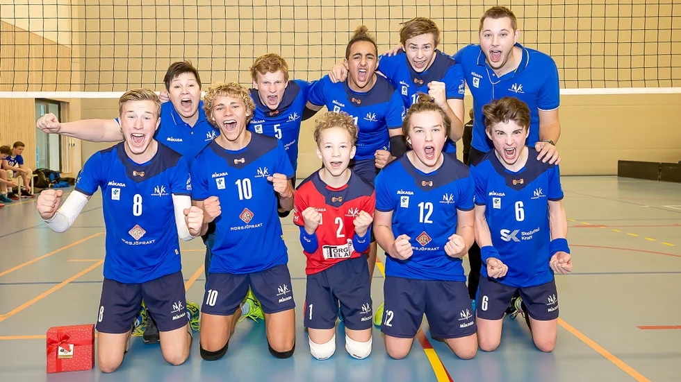 GULDGÄNGET. Stående: Ann B Andersson, ledare, Zenon Grzelewski, David Gudeta, Linus Nilsson, Jesper Stenmark, ledare. Knästående: Joel Andersson, David Åhman, Filip Eklund, Axel Lundgren, Anton Larsson. Foto: Glenn T Unger/Falkenbergsbild.se