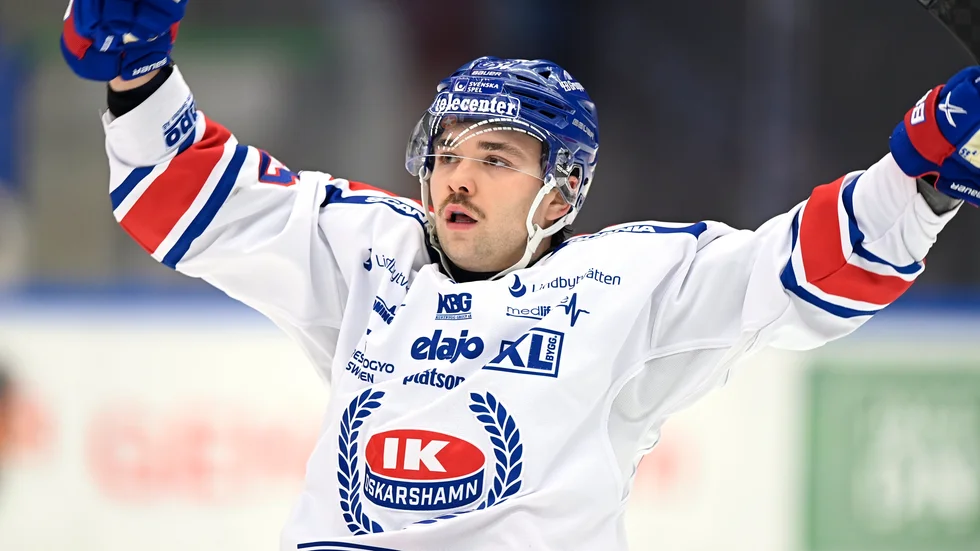 Oskarshamns David Quenneville jublar efter att ha gjort 2–0-målet i 2–1-segern borta mot Smålandsrivalen Växjö.