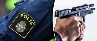 Polis tvingades avlossa skott vid ingripande