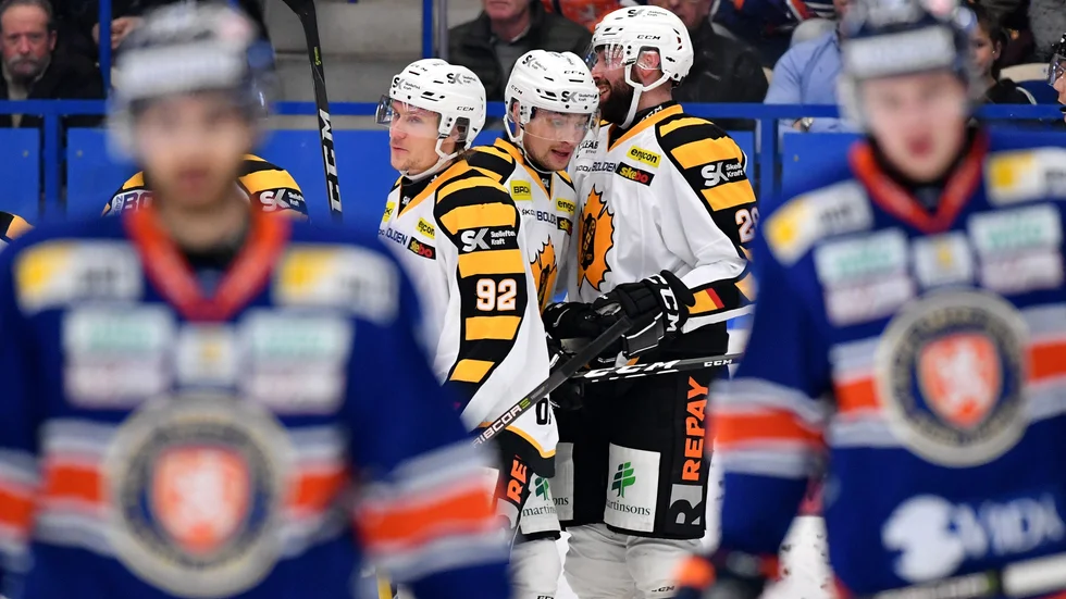 Fram och tillbaka. Johan Alm (th) och Matt Anderson var båda inblandade i AIK:s andra mål. Men målet räckte inte, Växjö vände och vann med 3–2. Foto: JONAS LJUNGDAHL.