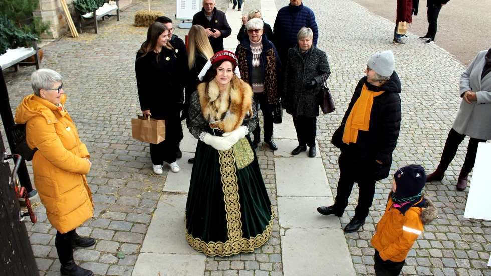 Karin Enåkander, i historiska kläder, passade på att ta med en grupp besökare in på slottet för en guidad tur.