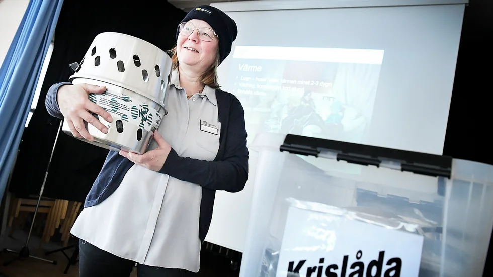 Kamin som eldas med fotogen kan användas både i lägenhet och tält, berättar Lena Lundman Westberg som har mössa på.