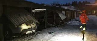 Kraftig brand i garagelänga – flera bilar totalförstörda