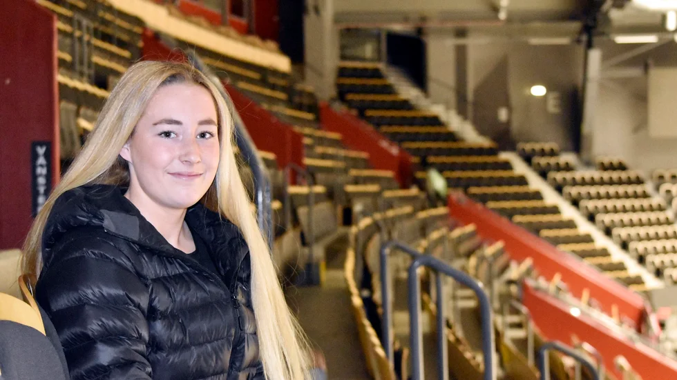 Lagkaptenen Ida Normark fick vinna serien. Nu väntar kval mot Hammarby med start på torsdag.