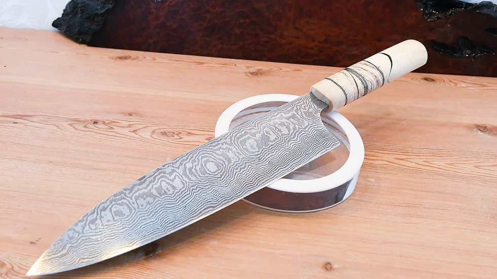 Kockkniv med tand och bete från mammut, knivblad i damasksmide av Magnus Jönsson.