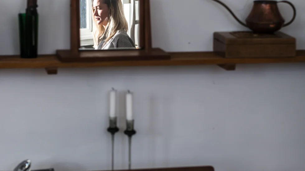Bland de sökandeförsöker Sara välja ut en bredd bland de olika skapandeformerna,som keramik och målande. ”I oktober kommer det troligtvis hit en konstnär som tar med sin egen vävstol”, berättar hon.