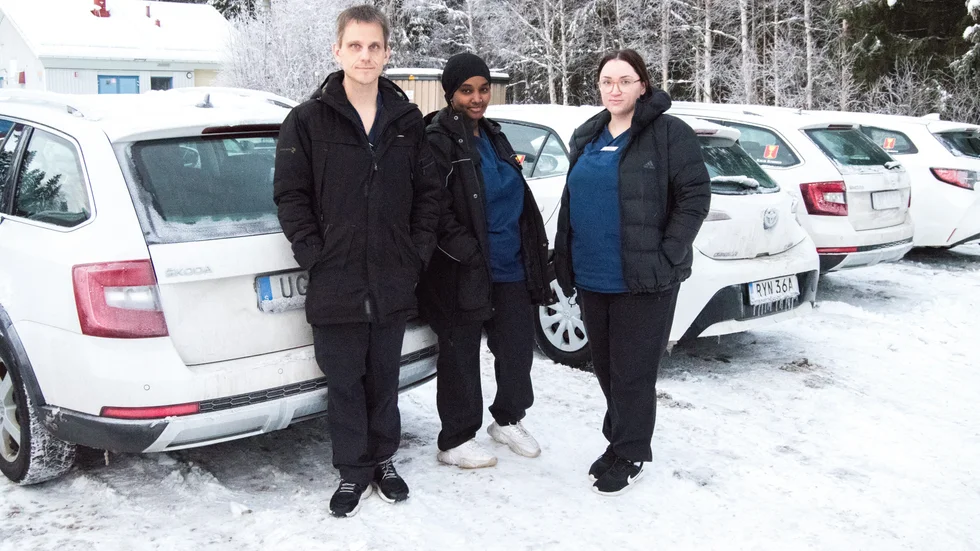 Hemstjänstpersonalen är de som mest märker av it-attacken. Undersköterskorna Roger Stenudd, Aniso Abdi Mohamed och Emma Lindbäck hoppas att problemen snart ska gå att lösa.