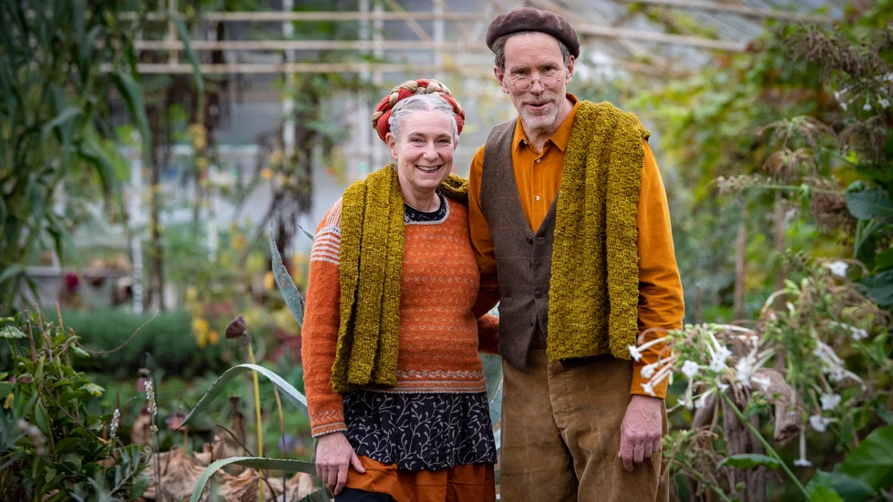 Marie och Gustav Mandelmann påtar vidare i sitt växthus. Arkivbild.