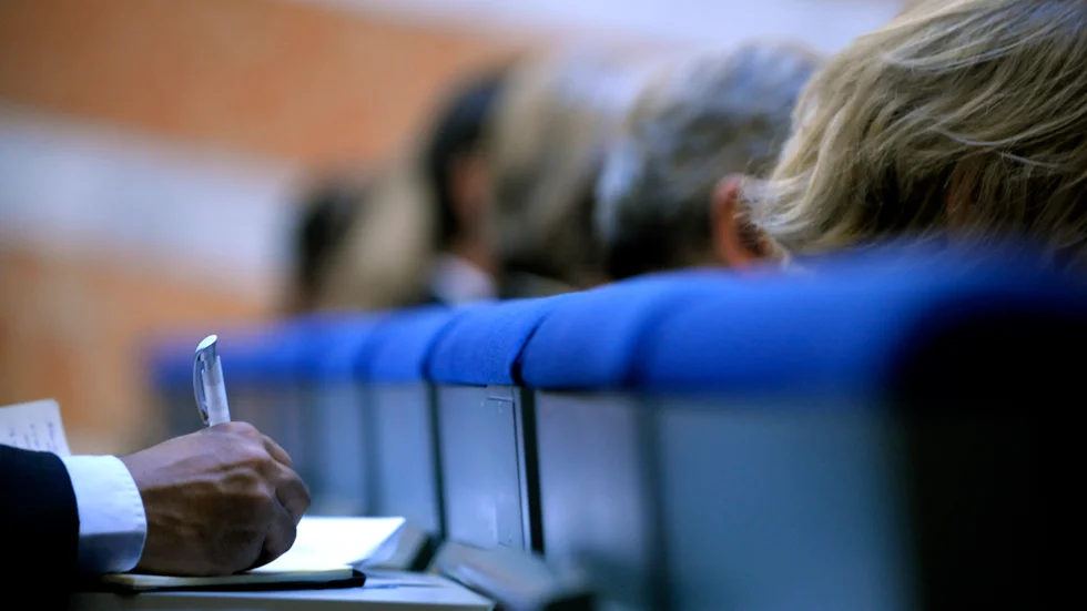 Vi står för vår uppfattning om att det är bättre att konsulter och innovationsmänniskor lär sig prata så att alla förstår, än att politiker och tjänstemän lär sig det vi kallar mumbojumbo-språk, skriver Anders Wikman och Tuija Rönnback.