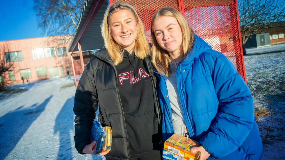 Ester Holmberg och Ilma Liljengren är glada för snön.