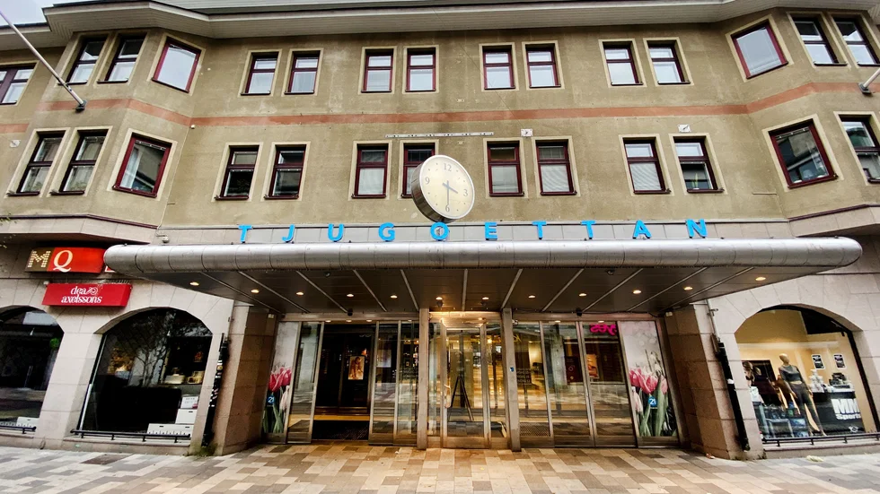 Folksam har fått klartecken från politikerna i stadsbyggnadsnämnden att bygga om köpcentret 21:an till en gymnasieskola.