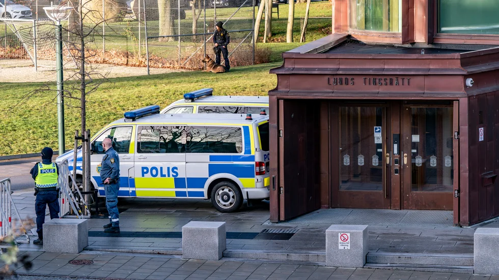 Ett stort polispådrag inkluderande rytteri och hundpatruller fanns på plats när rättegången inleddes i tingsrätten i Lund. på torsdagen.