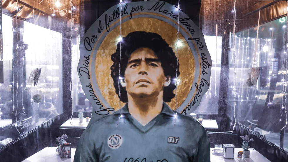 Diego Maradona hyllades, ett år efter sin dödsdag, runt om i italienska Neapel. Arkivbild.