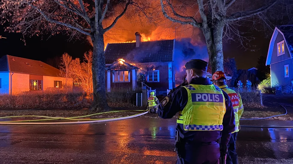 Räddningstjänst och polis på plats vid branden.