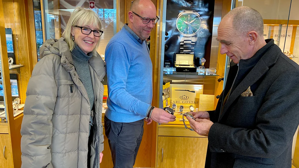 Kerstin och Carl af Ugglas från Aspö handlar julklappar hos Johan Runering på Lagerströms ur och guld. "Det är viktigt att handla lokalt och Enköping är en så trevlig stad att handla i" säger de.