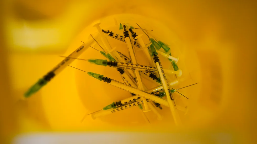 Använda sprutor efter covidvaccinering i London, Storbritannien tidigare denna månad. WHO konstaterar nu att omikronvarianten av covidsmittan finns i 89 länder och att den sprider sig snabbt. Arkivbild.