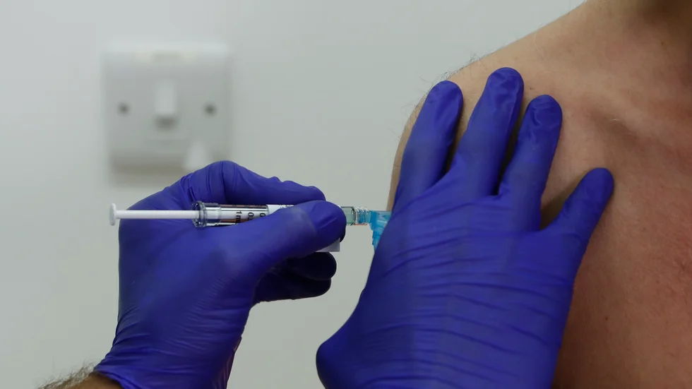Covid-19-vaccin från amerikanska Novavax injicieras under ett test i London. På måndag kan vaccinet komma att godkännas av EU:s läkemedelsmyndighet EMA. Arkivbild.