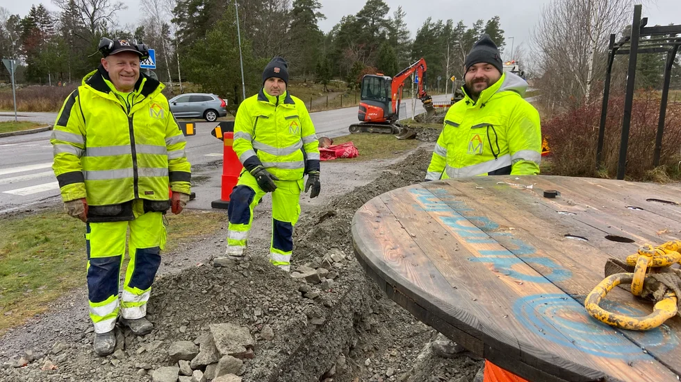Henryk Dziemidowicz och Igor Koneski till vänster om arbetsledaren Andrey Tsvetanovski. Trion ingår i ett arbetslag som gräver och lägger fiber längs med Fårhusvägen och Bäckvägen.