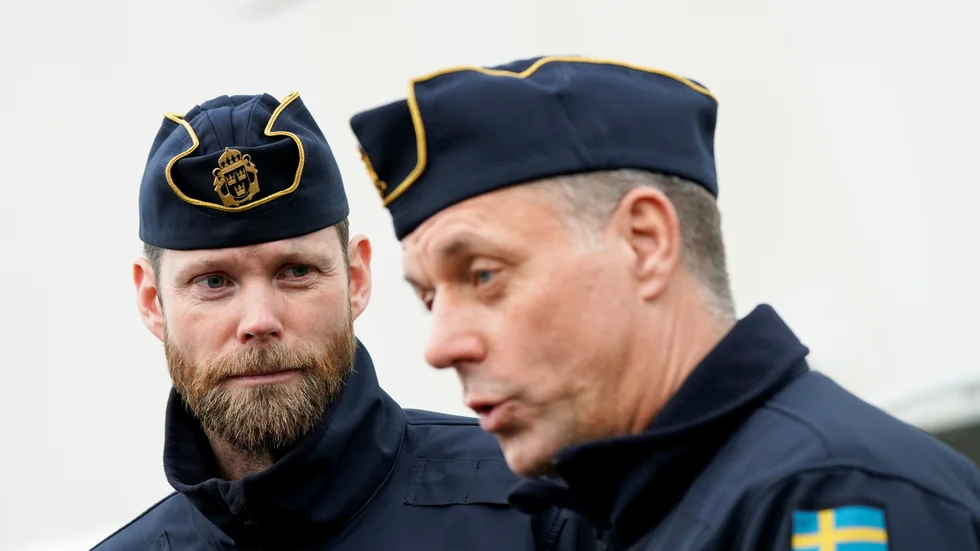 Räddningsdykare Erik Svensson och stationschef Peter Ryman från Kustbevakningen håller pressträff med anledning av det fortsatta arbetet efter fartygsolyckan.