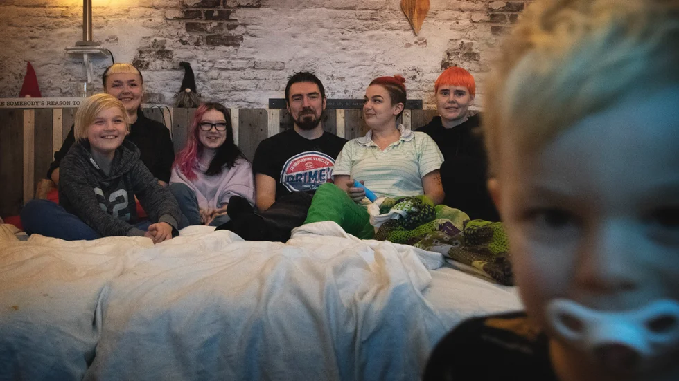 En annorlunda familj - men minst lika mycket kärlek. Här trängs åtta personer och två råttor på 109 kvadratmeter. (Sonen Elias är inte med på bilden).