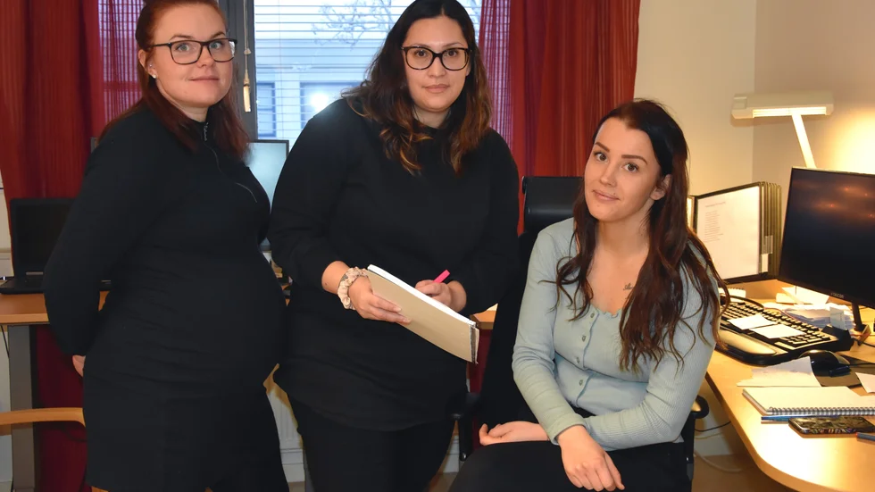 Malin Krispinsson, Veronica Sundberg och Josefine Andersson jobbar med penna och papper. "Det går ändå bra" säger de.