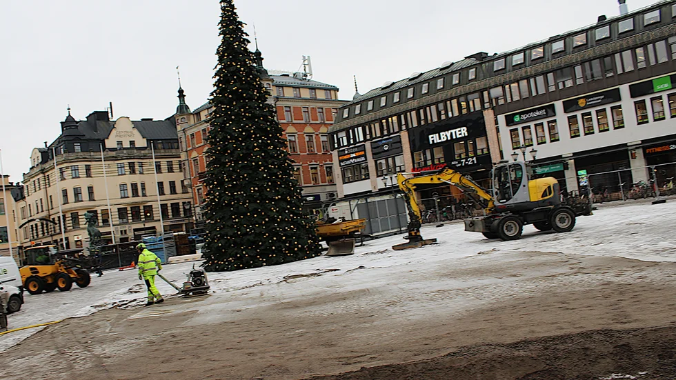 Förberedelserna för den cirka 550 kvadratmeter stora isbanan pågår för fullt.