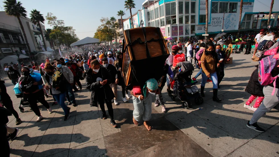 En pilgrim bär en religiös staty till Guadalupebasilikan i Mexico City.