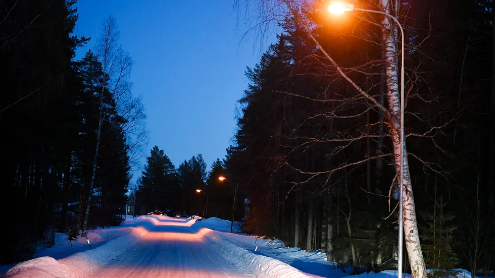 Typiskt gatlyse i by. Vid nyanläggning kommer det att bli närmare mellan stolparna, det får inte vara sådana här mörka partier.
