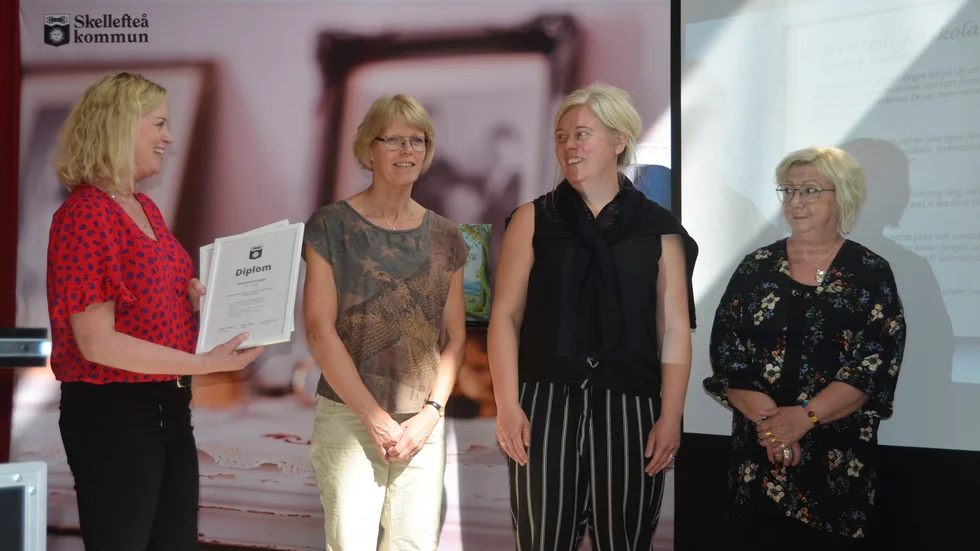 Förskolechefen Jessica Marklund Brinell delar ut diplom till förskollärarna Helén Fahlgren, Camilla Anthony och Maria Segerlund som arbetar på Kvistens förskola.