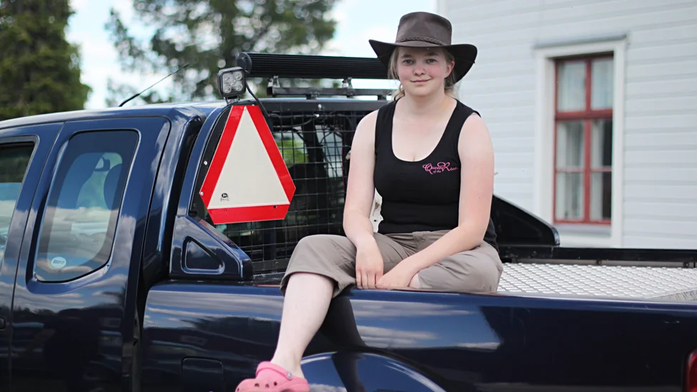 Janette satte sig i Epan förra söndagen för att påbörja sin långa tur från Grängesberg i Dalarna till Kiruna i Norrbotten. Under lördagen hade hon hunnit till Norsjö, där hon passade på att besöka motorträffen. Sover gör hon i husvagnen som också den fick följa med på den långa färden.
