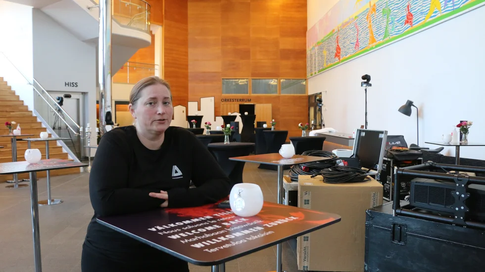 AnnaCarin Johansson, producent på Studio Acusticum, väntar på besked om hur kontrollen av covidpass ska se ut. "Vi tar absolut hellre krav på covidpass än risken att återigen behöva stänga verksamheten", säger hon.