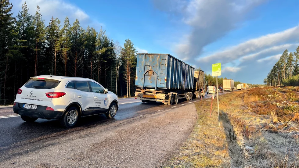 Trafikverket säger att entreprenören, som har hand om riksväg 56 förbi Bie, borde varit ute och saltat. 