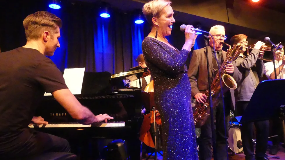 Det var många som hörsammat Martin Perks inbjudan för att hylla saxofonnestorn Nisse Sandström. Från vänster Martin Perk, Anna Sandström, Ola Halvarsson
