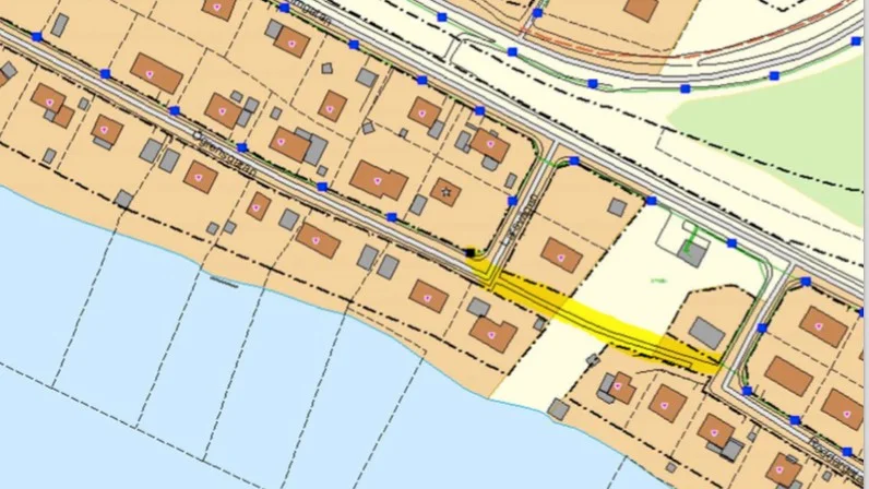 Den gula linjer markerar cykelbanan som saknar ljus. Sträckan är cirka 100 meter. 