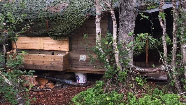 Raffinerat. Enligt fiskaren ser det ut som att taket på stugan går att höja och sänka. Till byggnationen hör även en grillplats och en båtplats. 
