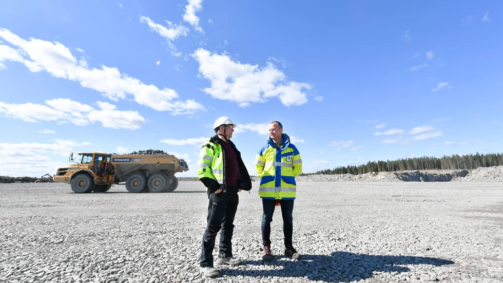 Arbetsledaren Göran Lindström (t v) pratar med projektledaren Mikael Lindmark på Bergsbyns Industriområde. I dagarna börjar besiktningen av den mark som Northvolt ska ta över först.