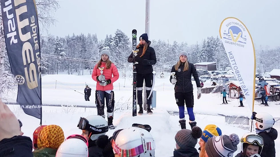 Prispallen från lördagens storslalom i Bygdsiljumbacken där Tyra Holmgren, AK Skellefteå, stod som segrare i U14.