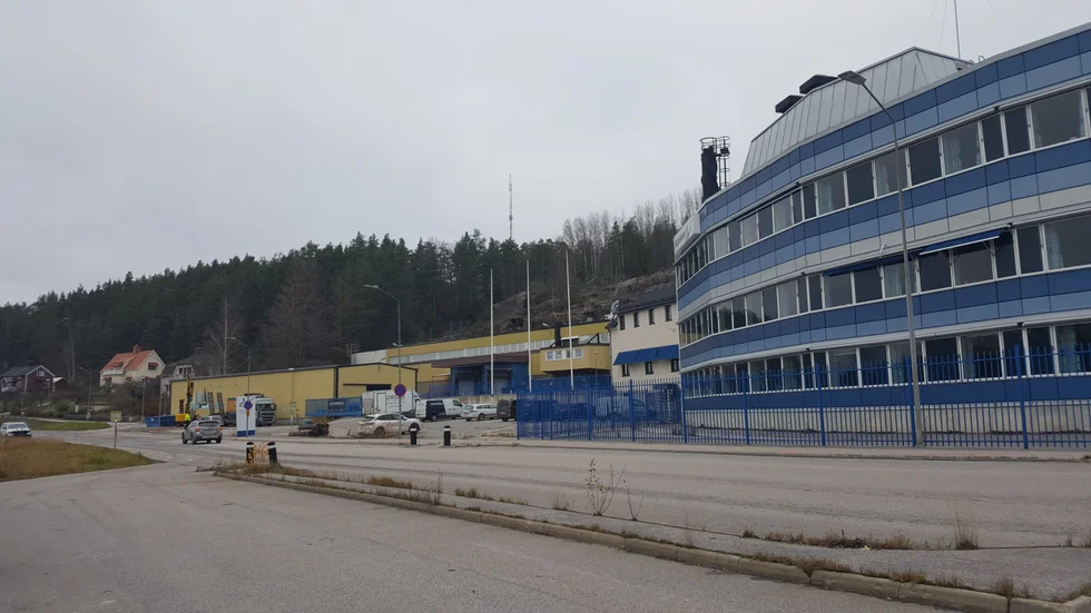 Akzo Nobels fabrik i Gamleby är såld, inte bara en utan nu två gånger. Den nye ägaren Björn Thorén säljer nu fastigheten återigen. Till Västerviks kommun.