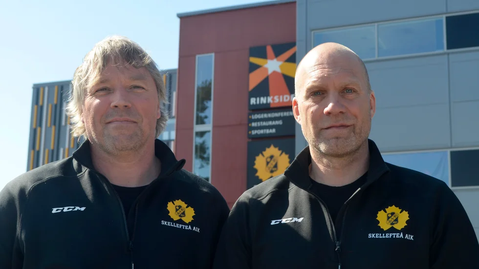 J20-tränarna Peter Lundmark och Mats Lundmark fick se sitt lag förlora mot Mora med 4–2 under lördagen. 