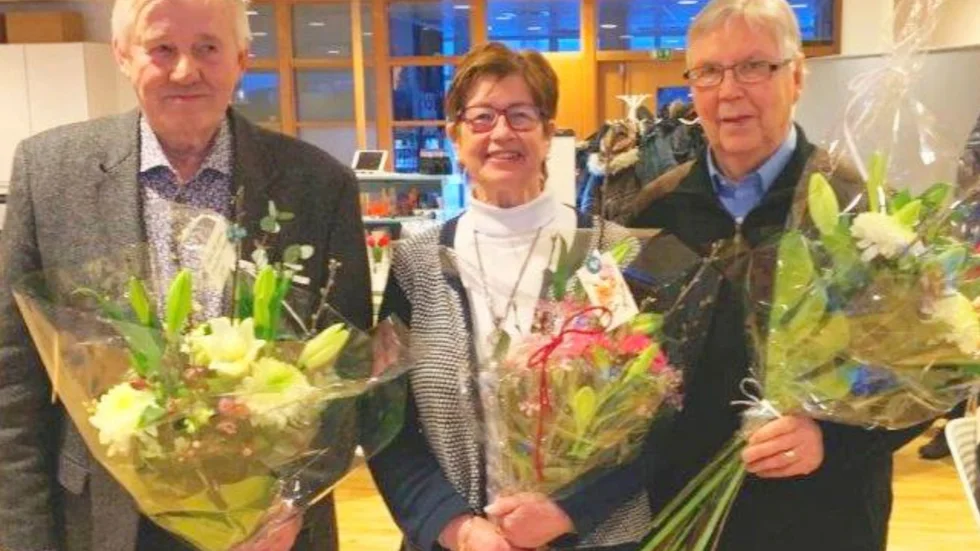Vid SPF Guldstadens årsmöte avtackade nyvalde ordföranden Nils Engström tre veteraner och hyllade dem för deras mångåriga och värdefulla insatser. Från vänster, Valter Stenmark, avgående ordförande,                 Marianne Ögren, läkemedelsansvarig och Åke Westring, sekreterare och reseledare.