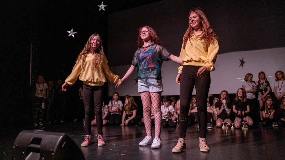 Rebecka Nilsson, Angelina Eriksson och Agnes Andersson tar emot publikens jubel efter att ha framfört vinnarbidraget i den äldre klassen.