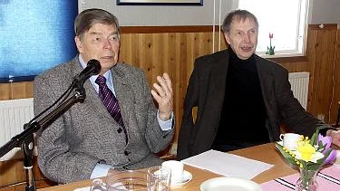 Lennart Bodström besöker Jokkmokkk, samtal om äldrepolitiken. Lennart Bodström och Sixten Eriksson i PRO-lokalen. Fotograf: Marie Ridderström
