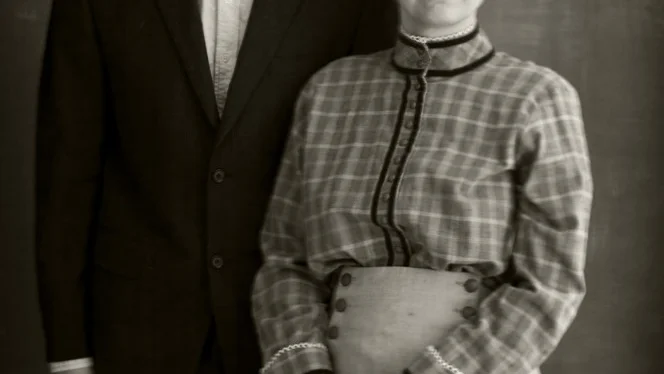 Författarparet Johanna Limme & Martin Palmqvist tidsenliga i fotostudion.
