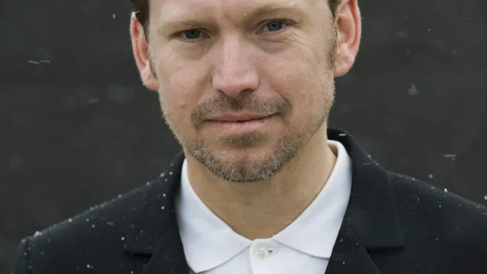 Erik Helmerson är just nu tjänstledig från TT Spektra där han bland annat skriver filmkritik för många tidningar, däribland Corren. Under tjänstledigheten jobbar han på DN:s ledarredaktion.