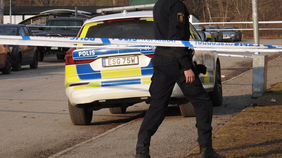 Polisen larmades till Stenkulla om ett grovt brott, efter att en man i 25-årsåldern hade misshandlats med ett tillhygge av flera personer.