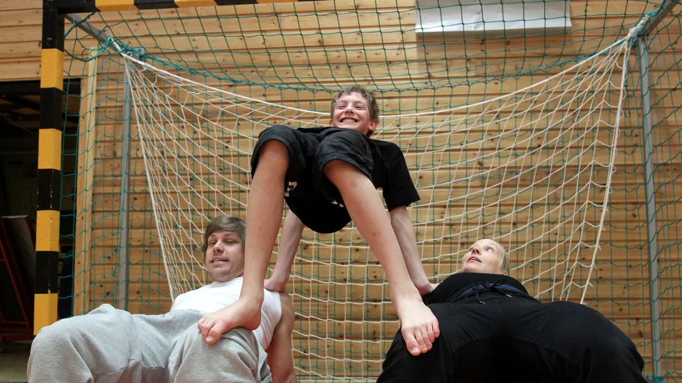 Eleverna fick testa på flera olika cirkusövningar. Här bygger Henrik Müller en mänsklig pyramid tillsammans med Linda Petersson och Martin Zetterlund från Cirkus Cirkör.