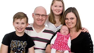 Catharina och Morgan Salomonsson, Grävsten, Fagerdal, Linköping, fick den 11/12 en dotter som heter Molly. Vikt 4 100 g, längd 50 cm. Med på bilden är även syskonen Wilma och Linus.