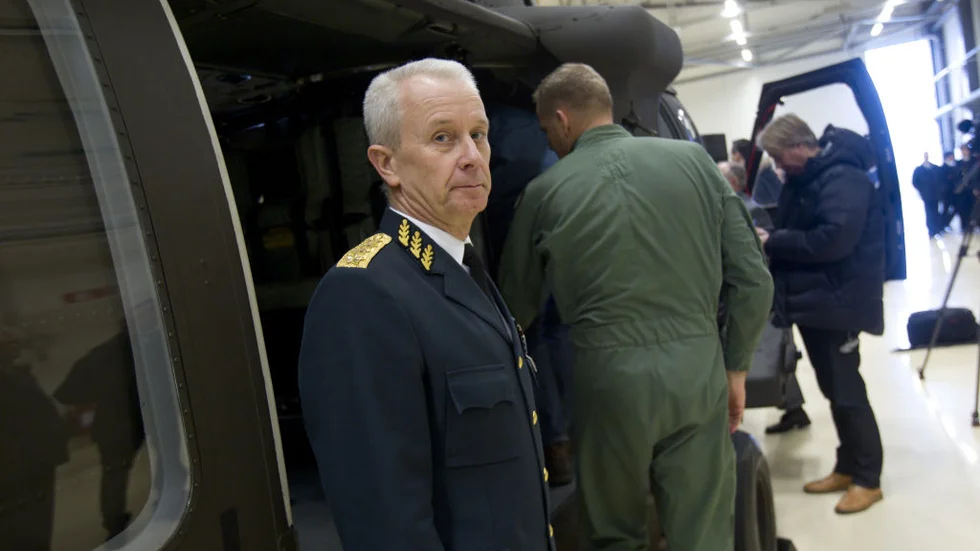 Överbefälhavare Sverker Göransson vill att regering och riksdag skjuter till pengar för att en modernare version av Gripen.