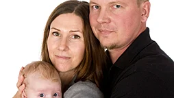 Victoria och Joachim, Nissevägen, Ljungsbro, fick den 22/6 en son som heter Arvid. Vikt 3 640 g, längd 51 cm.